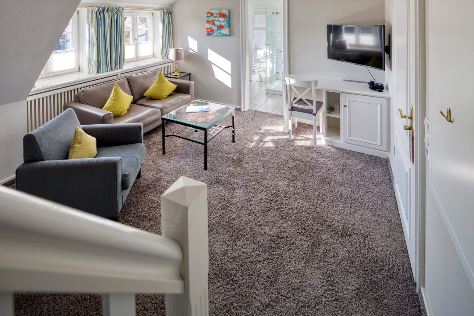 Suite List - Wohnbereich mit Blick aufs Bad