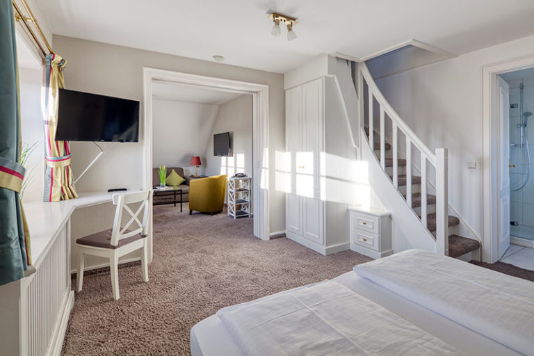 Suite Keitum - Schlafraum mit Blick auf Wohnraum erste Etage